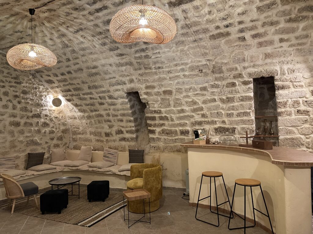 salle en pierre originale à louer poussan