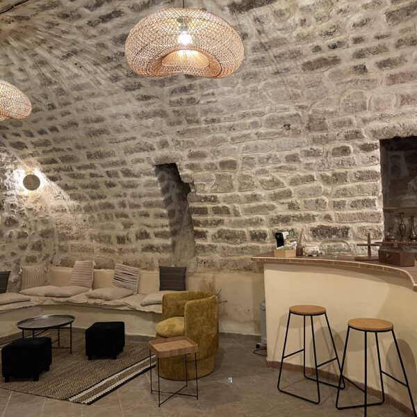 salle en pierre originale à louer poussan